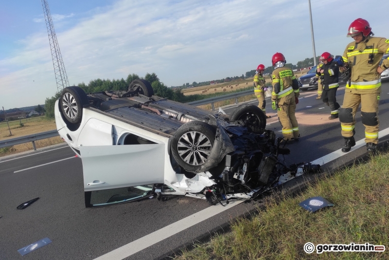 6/6 Kierujący kią uderzył w barierki i dachował na S3