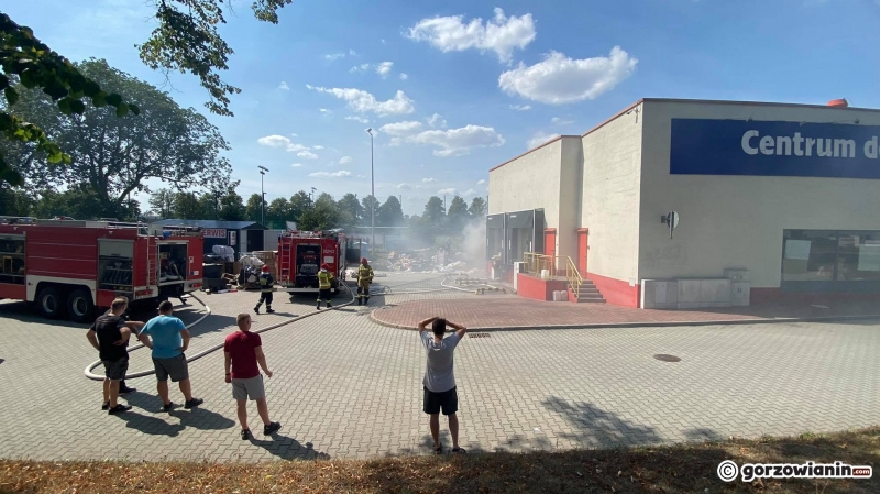 14/14 Pożar śmieci i elewacji budynku przy Myśliborskiej