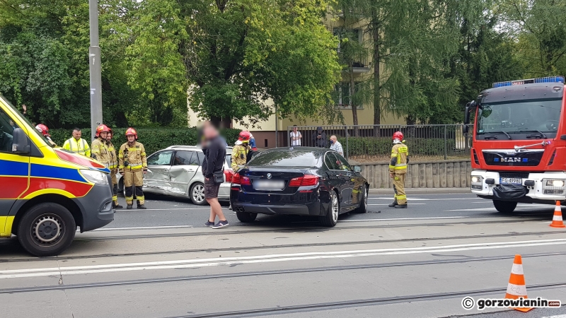 2/6 Zderzenie toyoty i BMW na Podmiejskiej