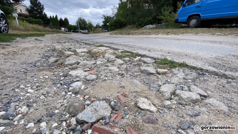 7/14 Ulica Szmaragdowa w fatalnym stanie technicznym