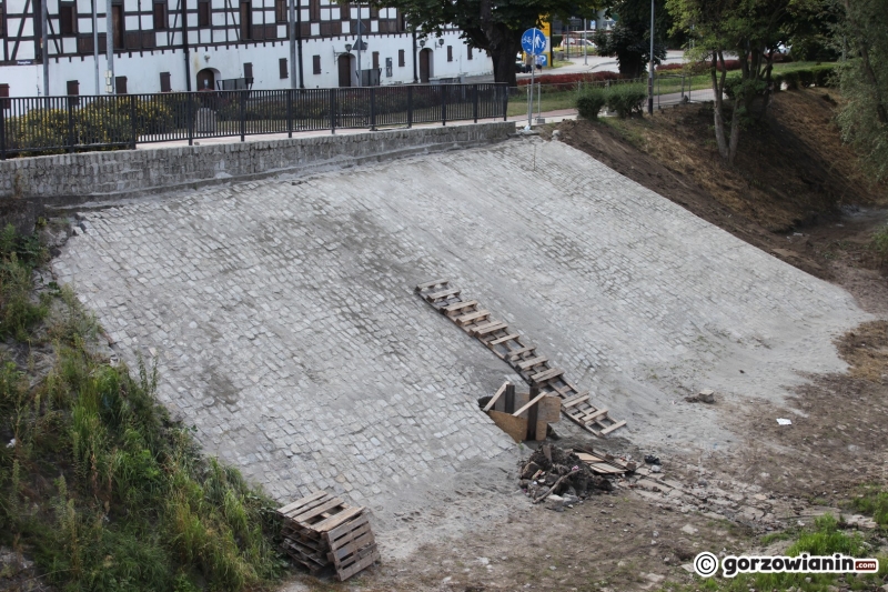4/5 Naprawiona skarpa przy moście Staromiejskim