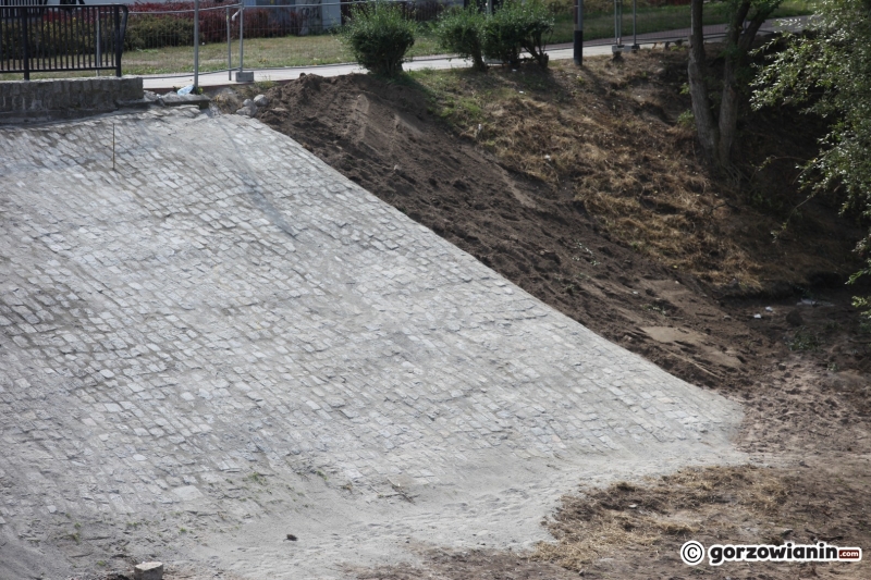 5/5 Naprawiona skarpa przy moście Staromiejskim