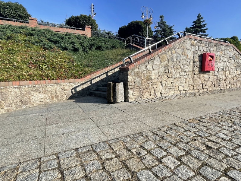 4/4 Betonowy kosz wyrzucony do Warty