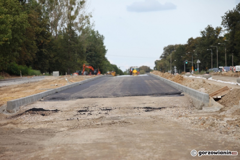 3/10 
Pierwsza warstwa asfaltu na nowej jezdni ul. Walczaka