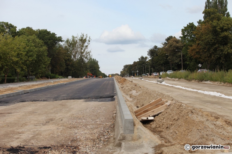 6/10 
Pierwsza warstwa asfaltu na nowej jezdni ul. Walczaka