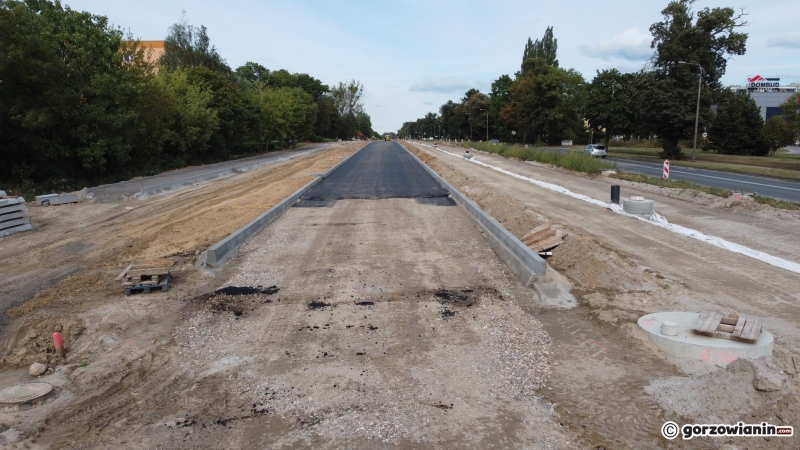 7/10 
Pierwsza warstwa asfaltu na nowej jezdni ul. Walczaka