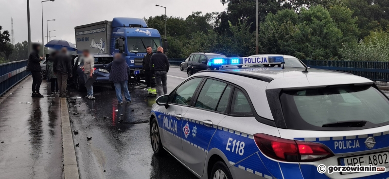 2/8 Wypadek z udziałem pięciu pojazdów na Trasie Nadwarciańskiej