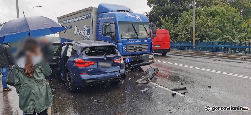 6/8 Wypadek z udziałem pięciu pojazdów na Trasie Nadwarciańskiej