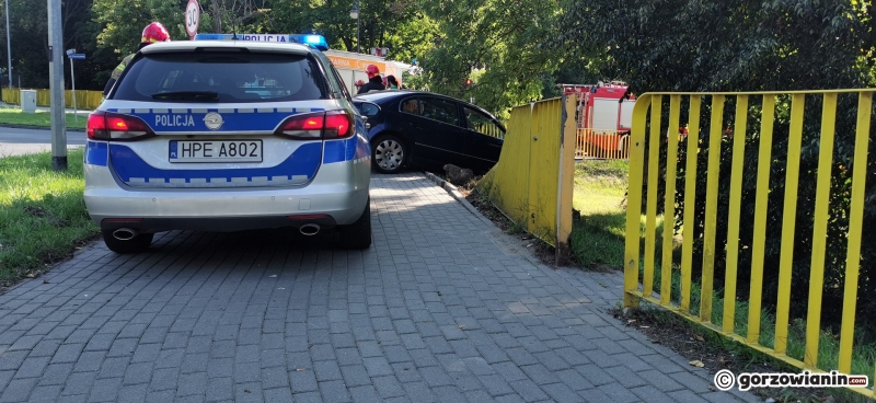 1/4 Skoda przebiła barierki nad Kłodawką przy Wyszyńskiego