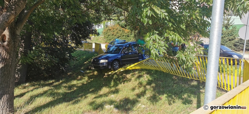 2/4 Skoda przebiła barierki nad Kłodawką przy Wyszyńskiego