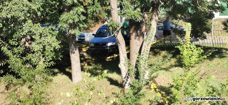 3/4 Skoda przebiła barierki nad Kłodawką przy Wyszyńskiego