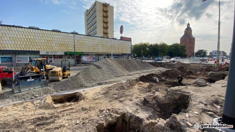 3/8 Prace archeologiczne przy Chrobrego - odkryto ludzkie kości