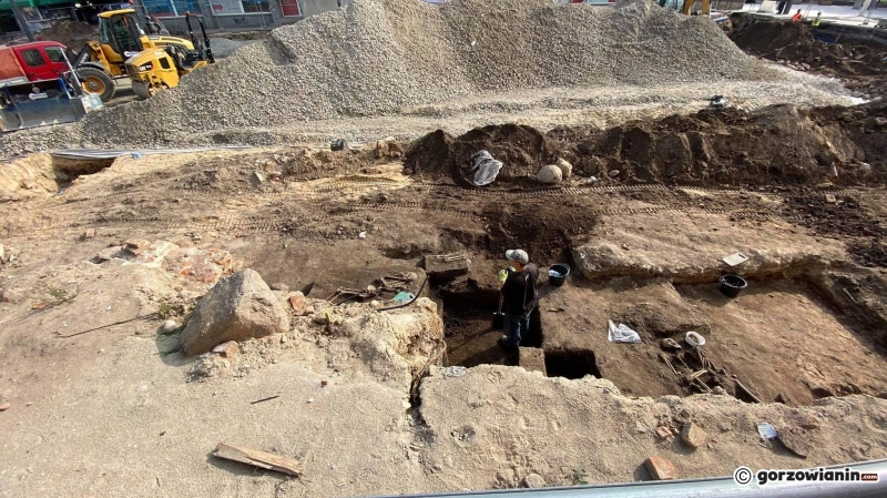 5/8 Prace archeologiczne przy Chrobrego - odkryto ludzkie kości
