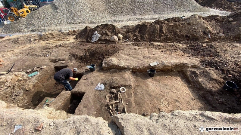 6/8 Prace archeologiczne przy Chrobrego - odkryto ludzkie kości