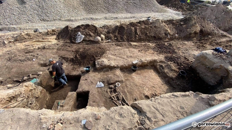7/8 Prace archeologiczne przy Chrobrego - odkryto ludzkie kości