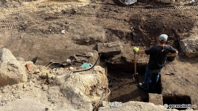 8/8 Prace archeologiczne przy Chrobrego - odkryto ludzkie kości