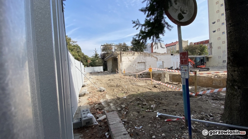 3/10 Demolka niskiego budynku Przemysłówki na potrzeby MCK