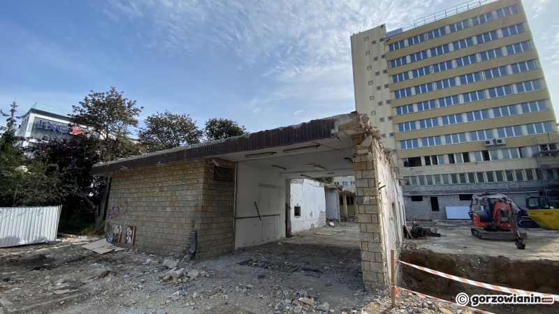 4/10 Demolka niskiego budynku Przemysłówki na potrzeby MCK