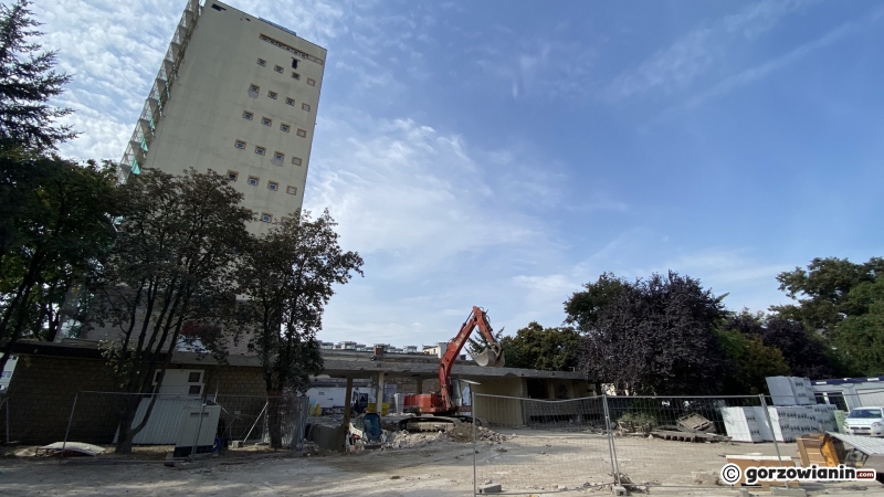 5/10 Demolka niskiego budynku Przemysłówki na potrzeby MCK