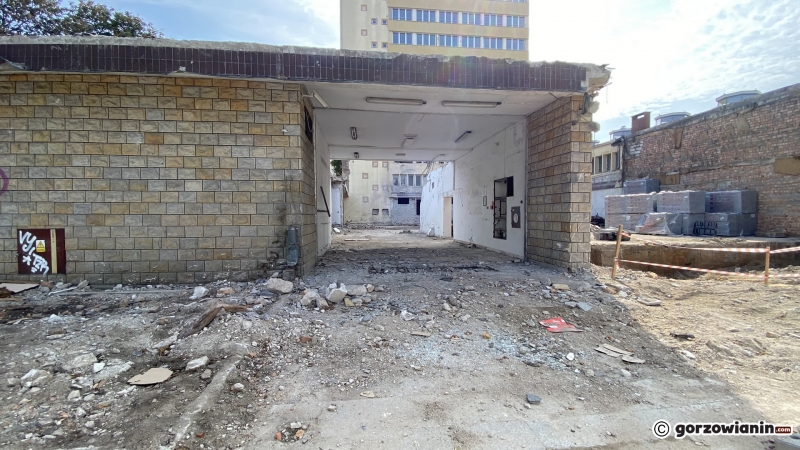 6/10 Demolka niskiego budynku Przemysłówki na potrzeby MCK