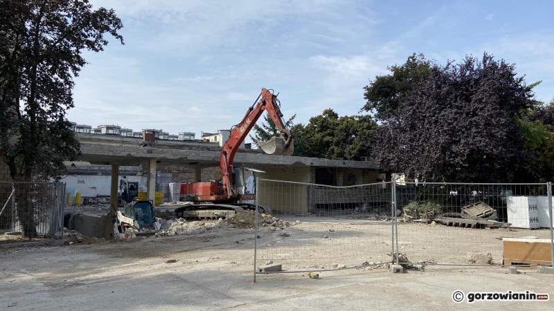 7/10 Demolka niskiego budynku Przemysłówki na potrzeby MCK
