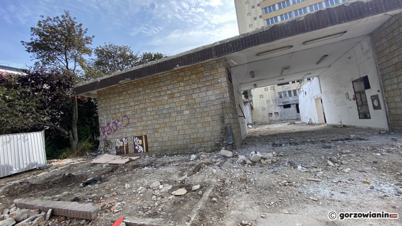 8/10 Demolka niskiego budynku Przemysłówki na potrzeby MCK