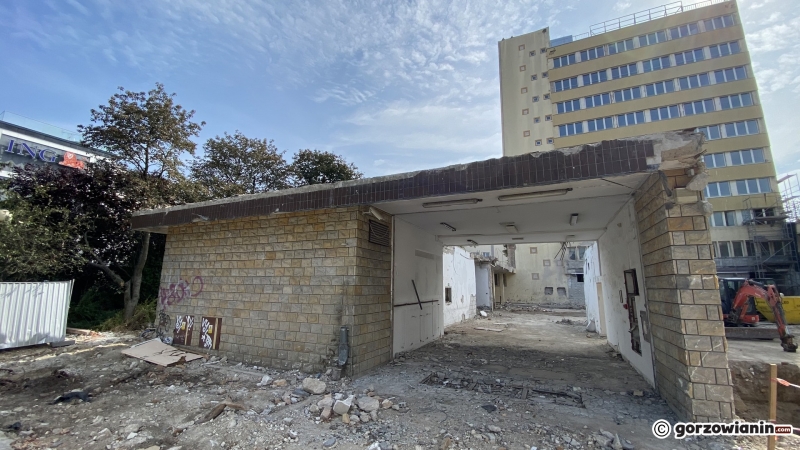 9/10 Demolka niskiego budynku Przemysłówki na potrzeby MCK