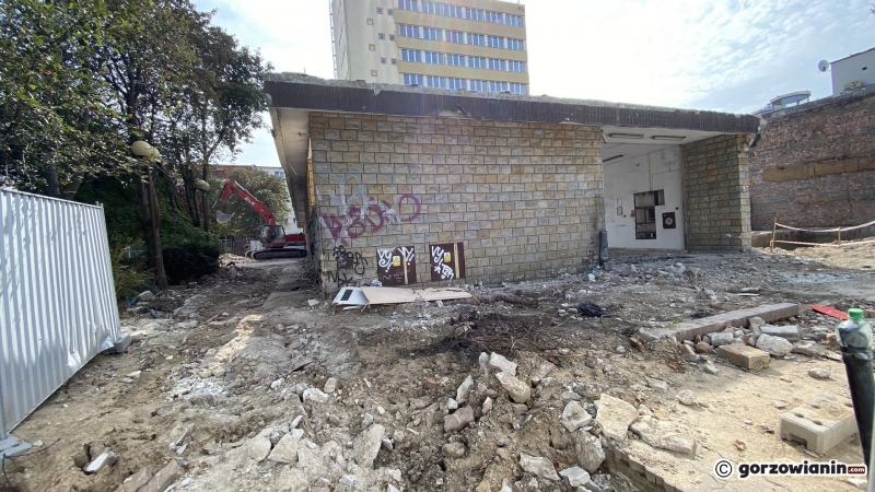 10/10 Demolka niskiego budynku Przemysłówki na potrzeby MCK