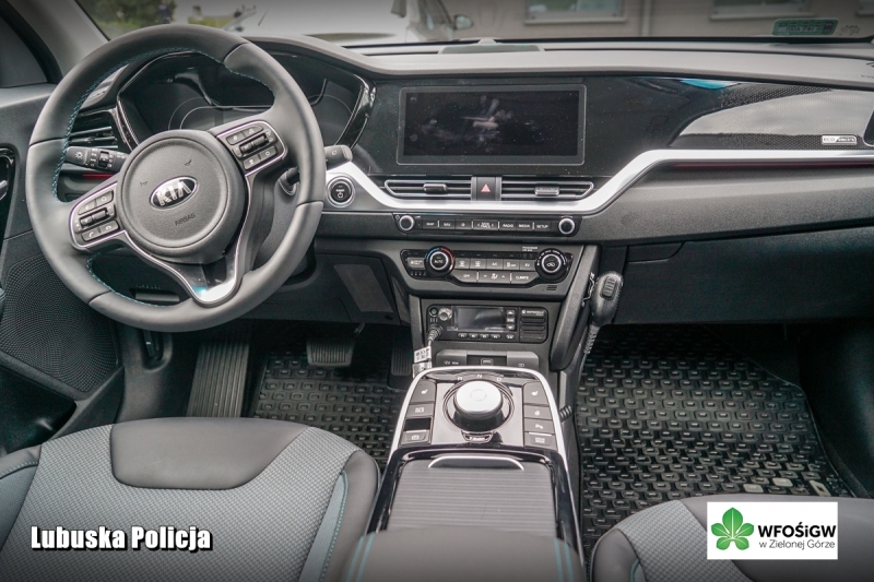 17/19 Elektryczny radiowóz kia e-Niro