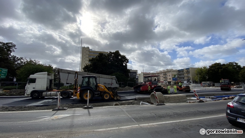 3/12 Układanie asfaltu na skrzyżowaniu Chrobrego, Wybickiego i Jagiełły