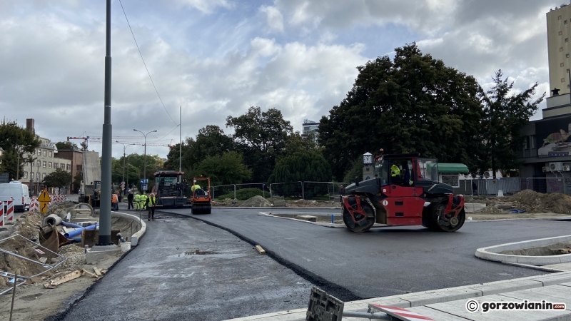 4/12 Układanie asfaltu na skrzyżowaniu Chrobrego, Wybickiego i Jagiełły
