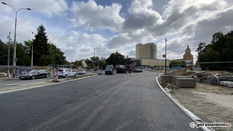 5/12 Układanie asfaltu na skrzyżowaniu Chrobrego, Wybickiego i Jagiełły