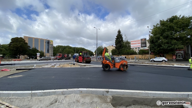 7/12 Układanie asfaltu na skrzyżowaniu Chrobrego, Wybickiego i Jagiełły
