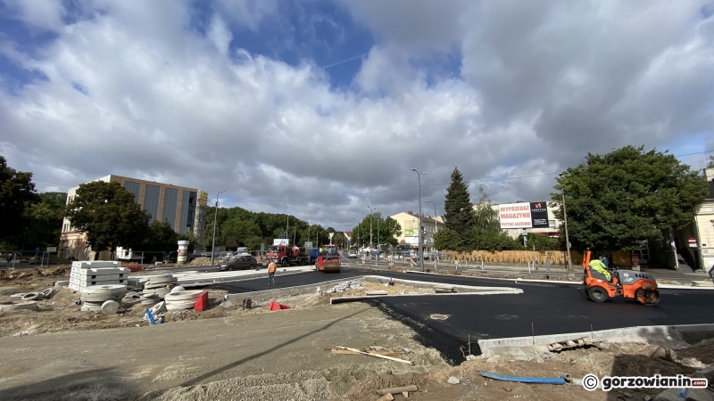 8/12 Układanie asfaltu na skrzyżowaniu Chrobrego, Wybickiego i Jagiełły