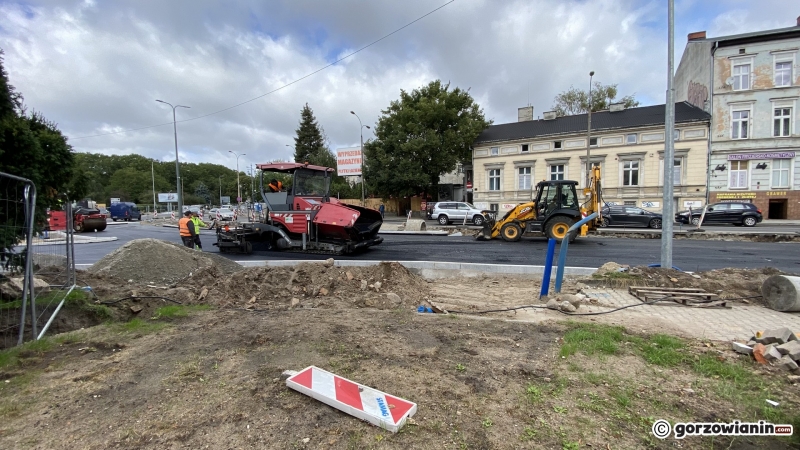 9/12 Układanie asfaltu na skrzyżowaniu Chrobrego, Wybickiego i Jagiełły