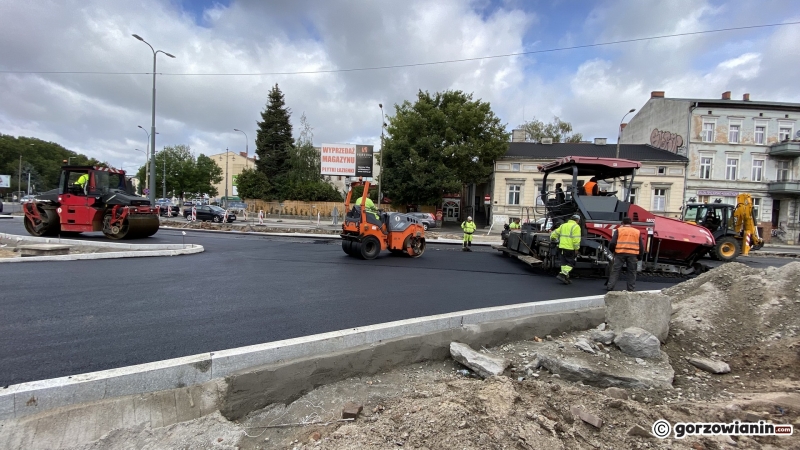 10/12 Układanie asfaltu na skrzyżowaniu Chrobrego, Wybickiego i Jagiełły