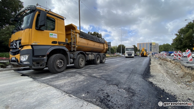 11/12 Układanie asfaltu na skrzyżowaniu Chrobrego, Wybickiego i Jagiełły