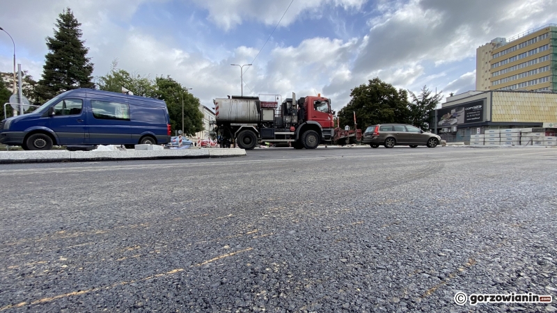 12/12 Układanie asfaltu na skrzyżowaniu Chrobrego, Wybickiego i Jagiełły