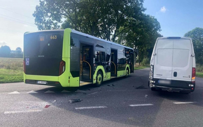 1/3 Wypadek autobusu MZK i busa na DW130