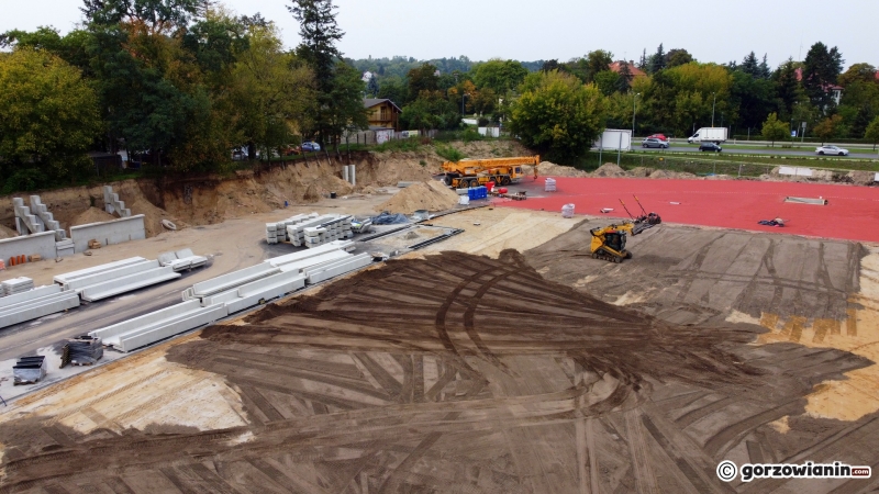 4/12 Nawierzchnia tartanowa na nowym stadionie lekkoatletycznym