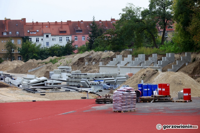 6/12 Nawierzchnia tartanowa na nowym stadionie lekkoatletycznym