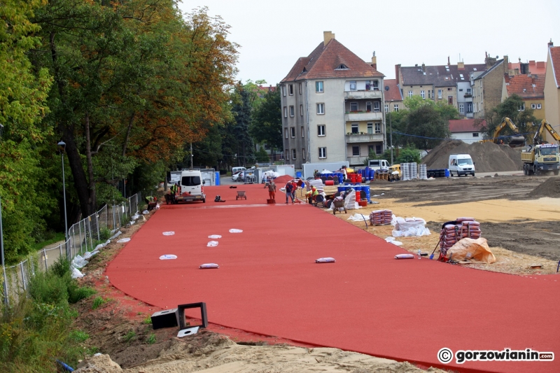 11/12 Nawierzchnia tartanowa na nowym stadionie lekkoatletycznym