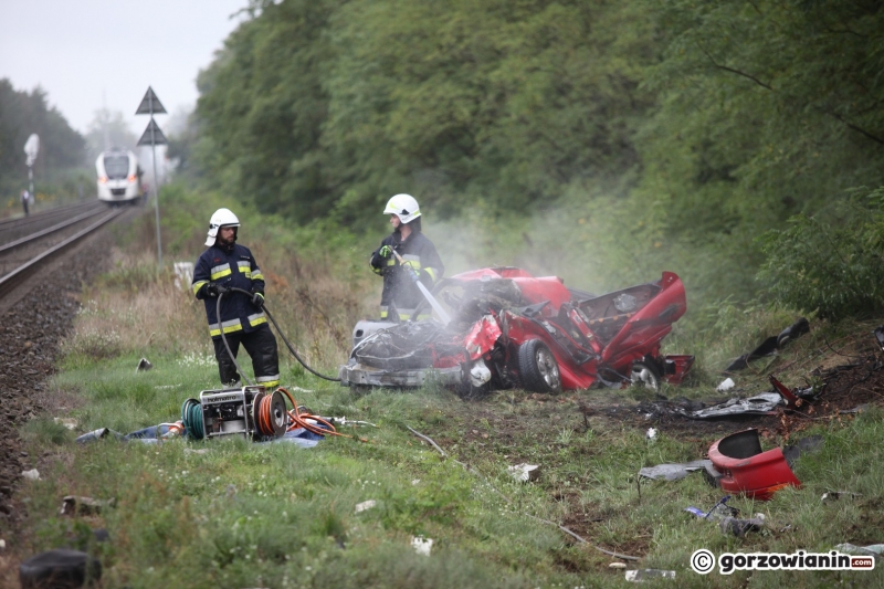 5/13 Osobówka wjechała pod szynobus