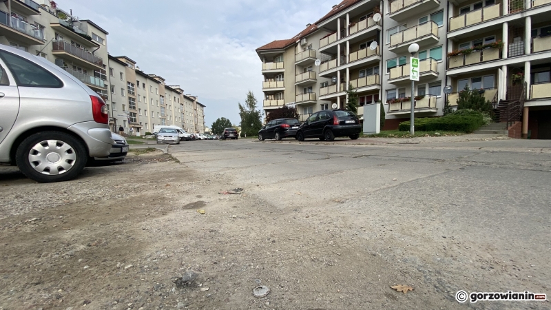 8/10 Zniszczona ul. Siedzikówny-Inki wymaga remontu