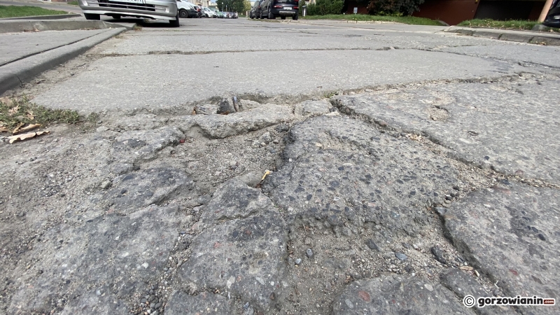 9/10 Zniszczona ul. Siedzikówny-Inki wymaga remontu