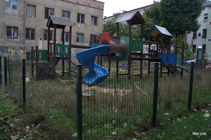 5/9 Straszy, zamiast cieszyć. Tak wygląda plac zabaw w centrum Gorzowa