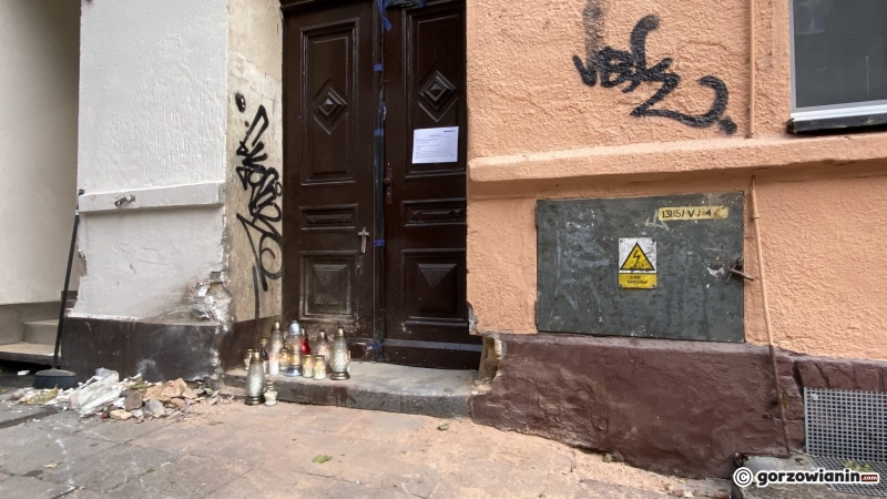 3/5 Gorzowianie zapalają znicze w miejscu tragedii