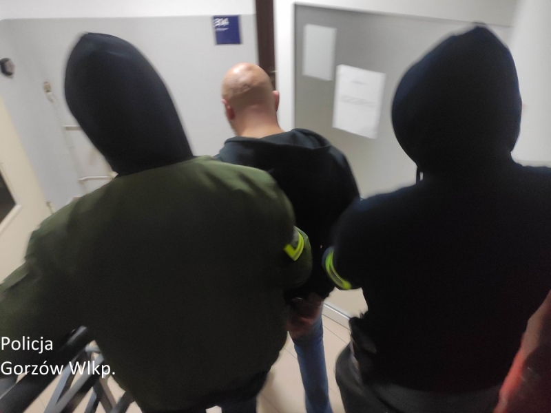 5/6 38-latek z zarzutami. W miejscu gdzie zginął 4-latek płoną znicze