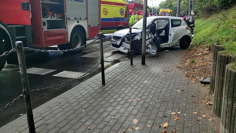 1/3 Wypadek na Słowiańskiej. Strażacy wycinali zakleszczoną osobę