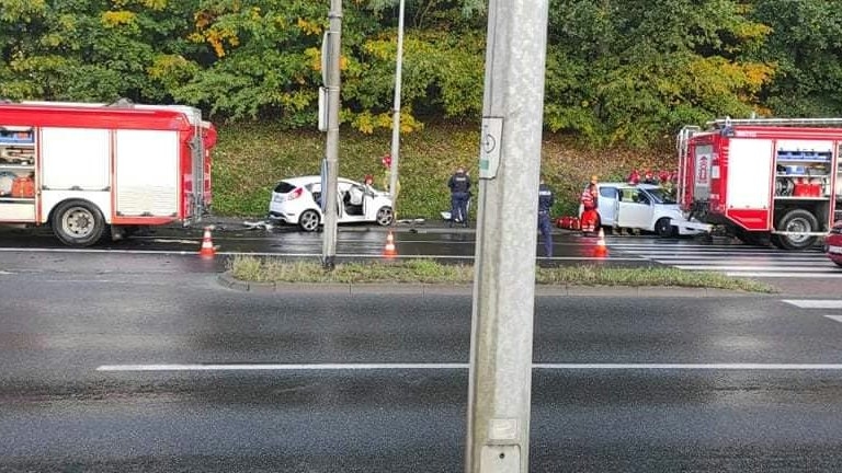 2/3 Wypadek na Słowiańskiej. Strażacy wycinali zakleszczoną osobę